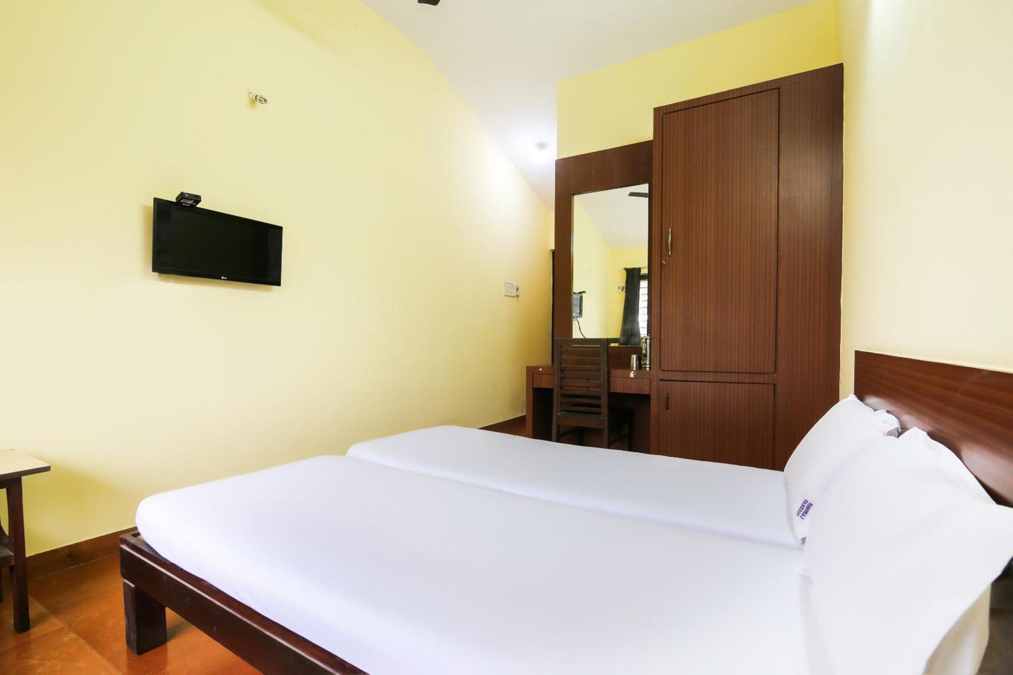 SPOT ON 40731 Hotel Raviraj Classic Cana Exterior foto