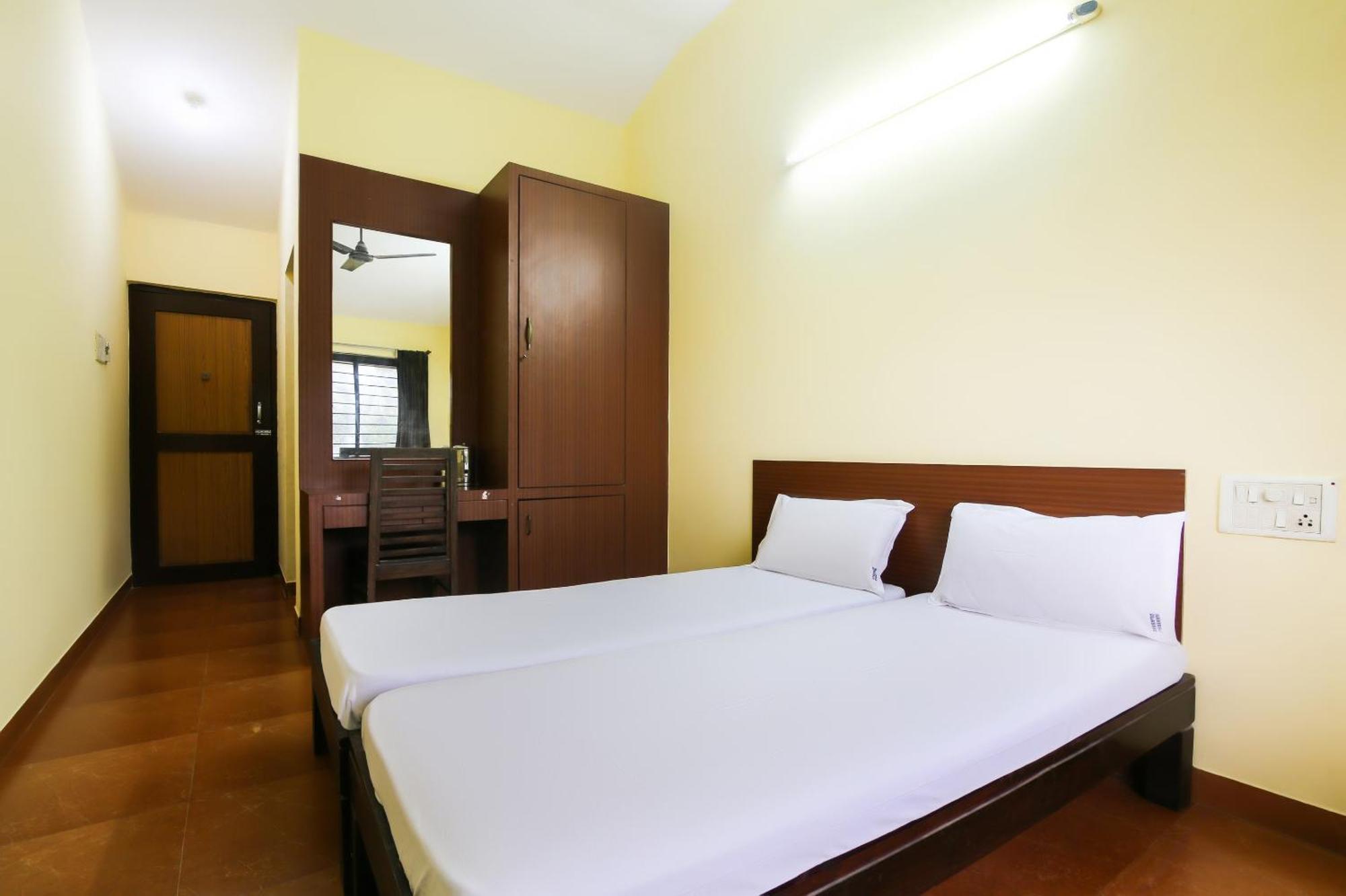 SPOT ON 40731 Hotel Raviraj Classic Cana Exterior foto