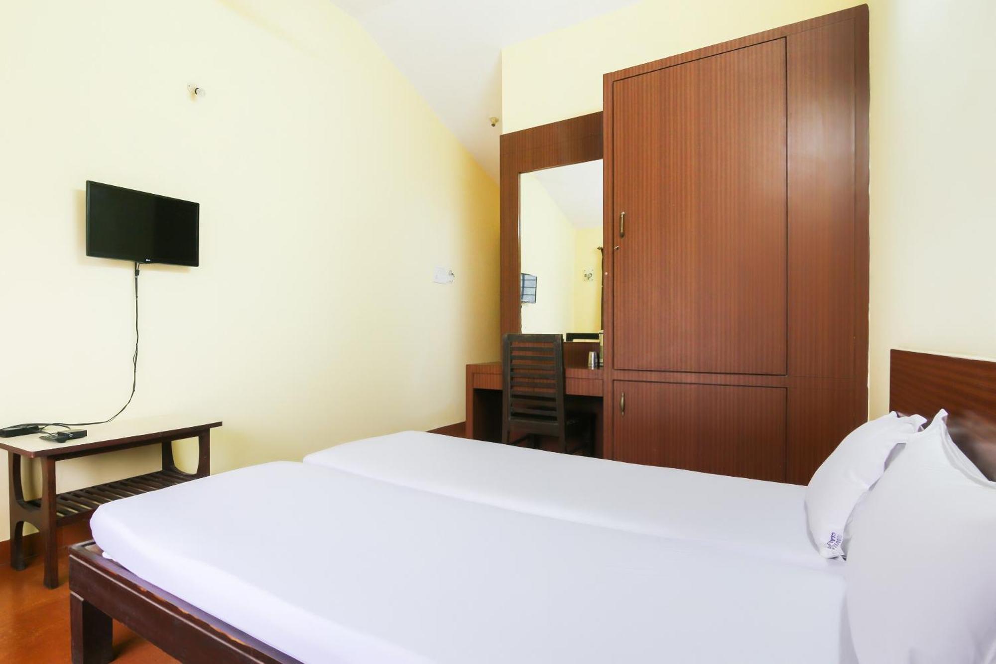 SPOT ON 40731 Hotel Raviraj Classic Cana Exterior foto