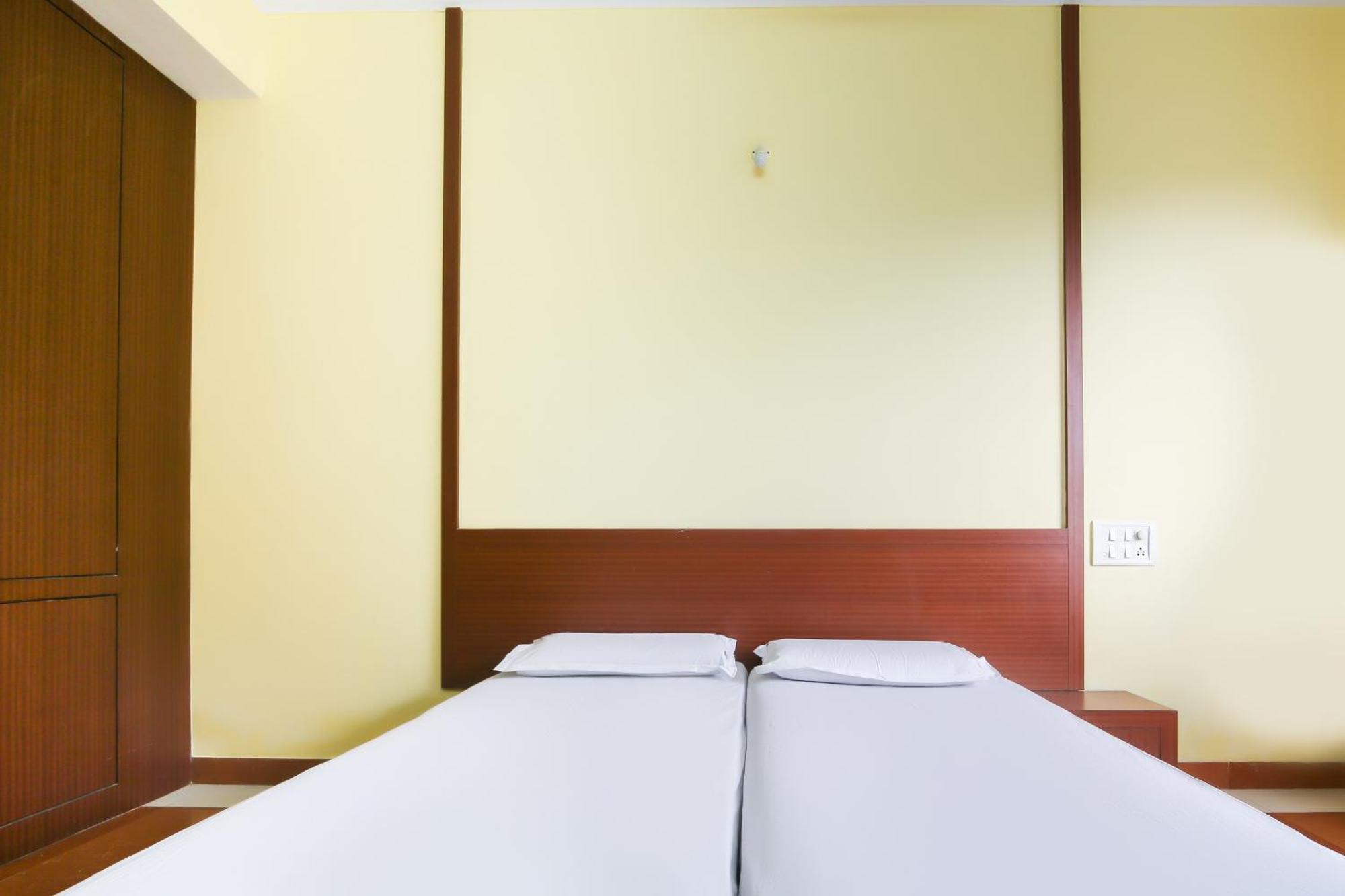 SPOT ON 40731 Hotel Raviraj Classic Cana Exterior foto
