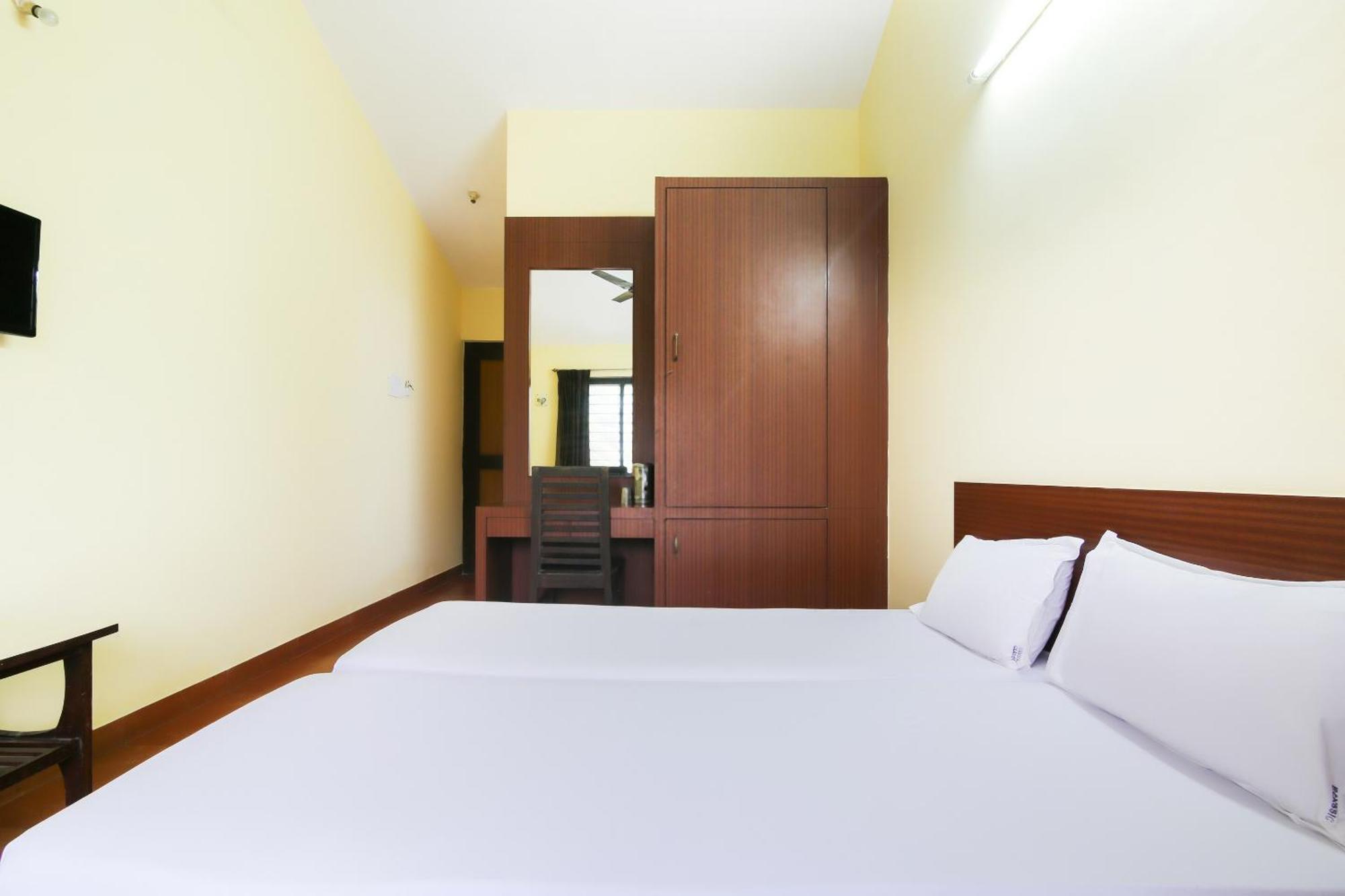 SPOT ON 40731 Hotel Raviraj Classic Cana Exterior foto