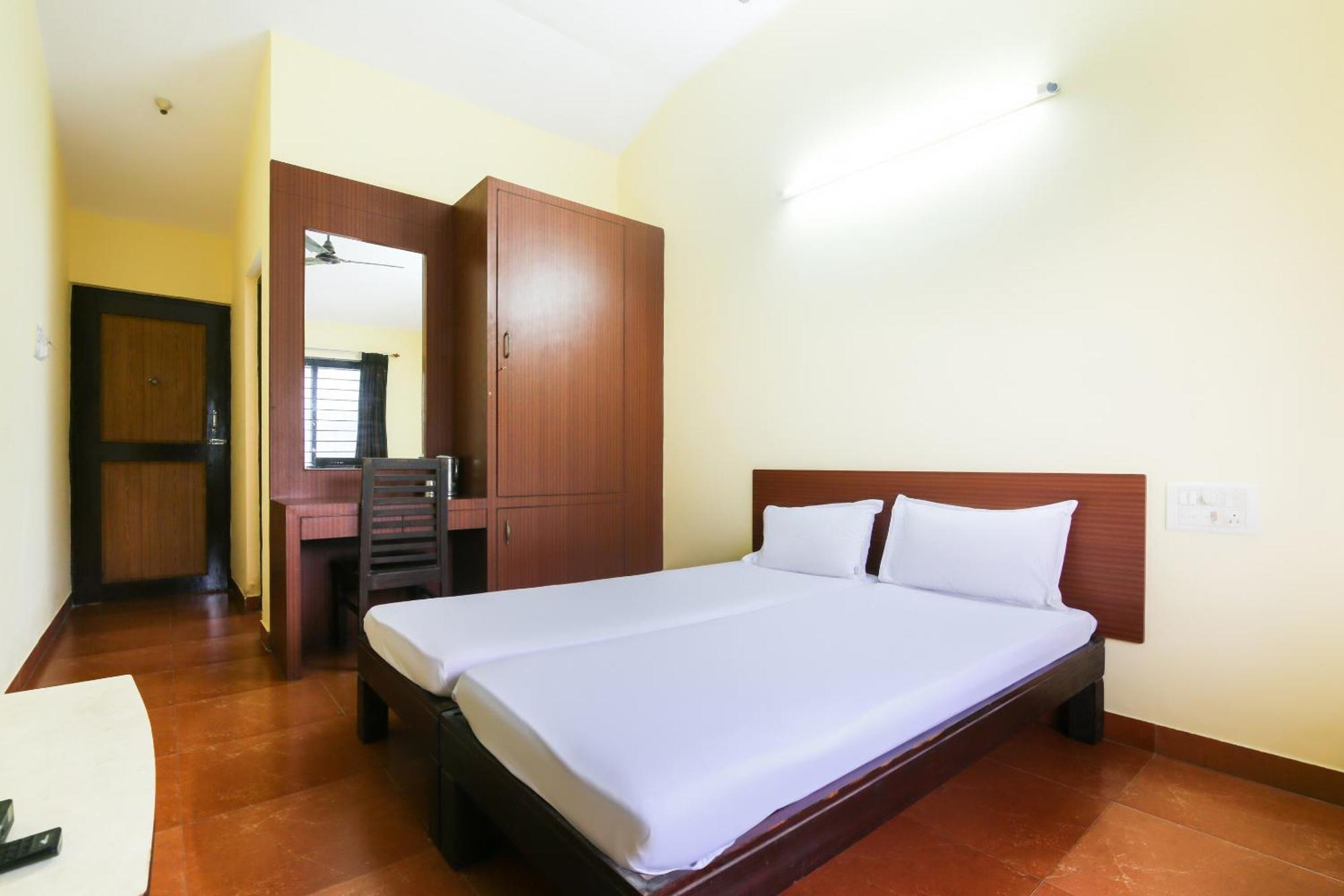 SPOT ON 40731 Hotel Raviraj Classic Cana Exterior foto